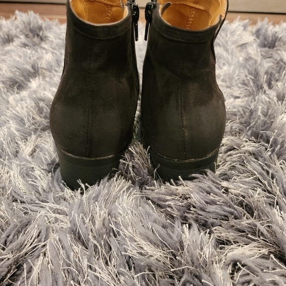 Qupid distressed faux suede ankle bootie 7.5 - Picture 2 of 5